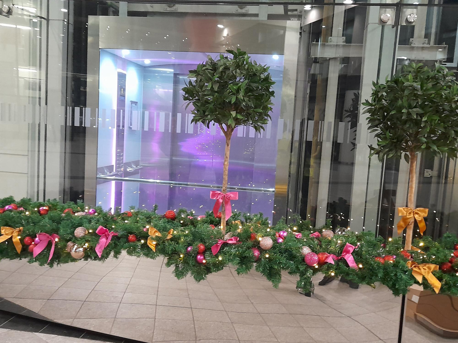 Garland around Planter 2 LR