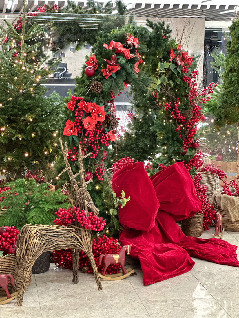 Picture 8 UBS Small Floor Standing Wreath LR