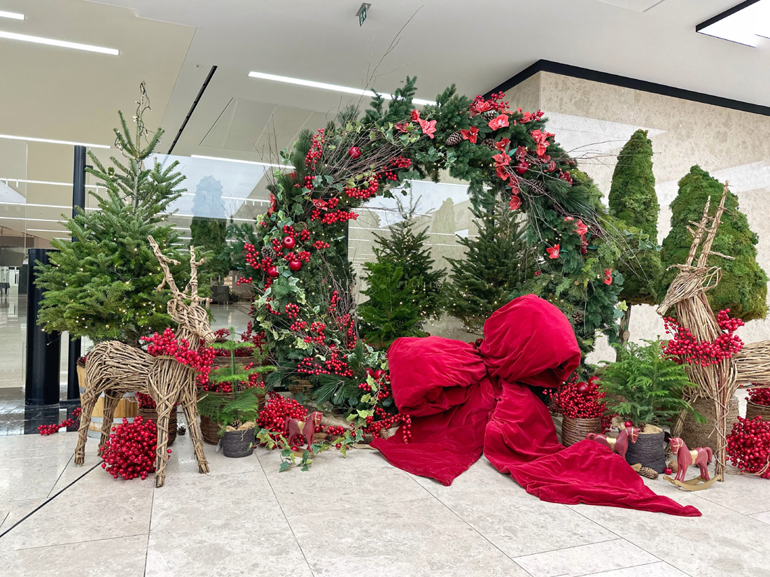 Picture 1 UBS Giant Wreath and Wicker Animals LR