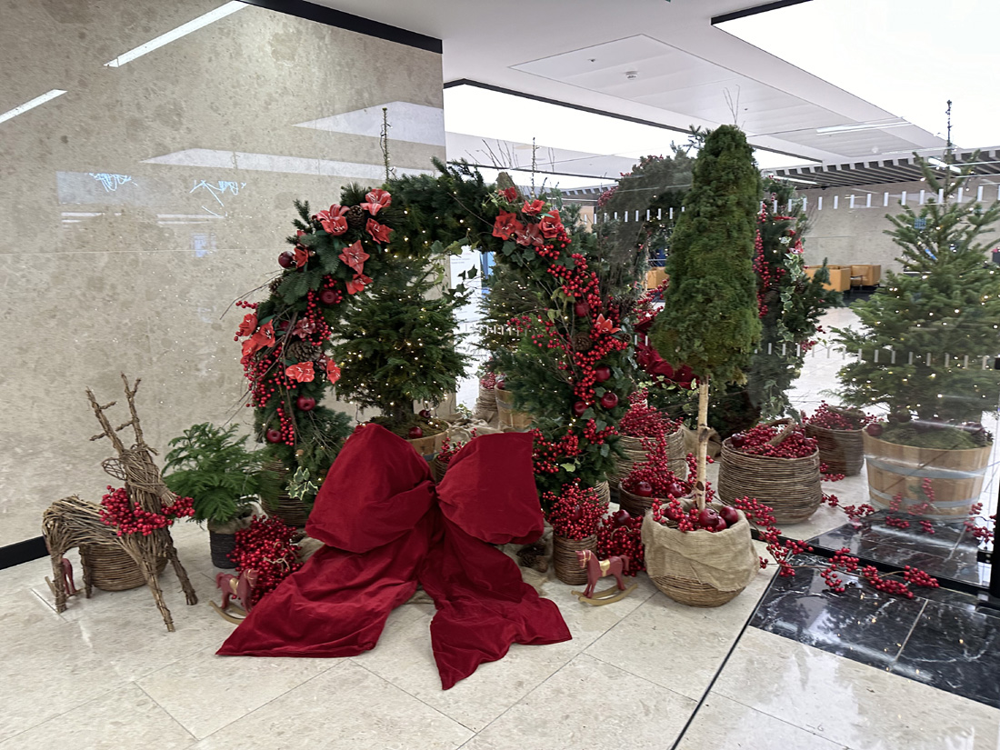 Picture 8 UBS Small Floor Standing Wreath LR