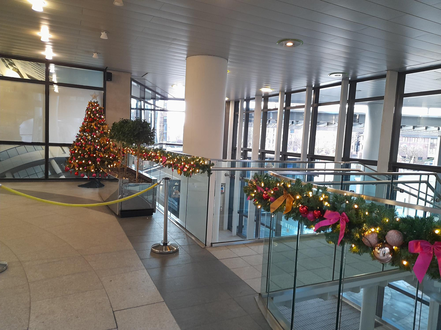 Rail Garland 8ft Tree LR