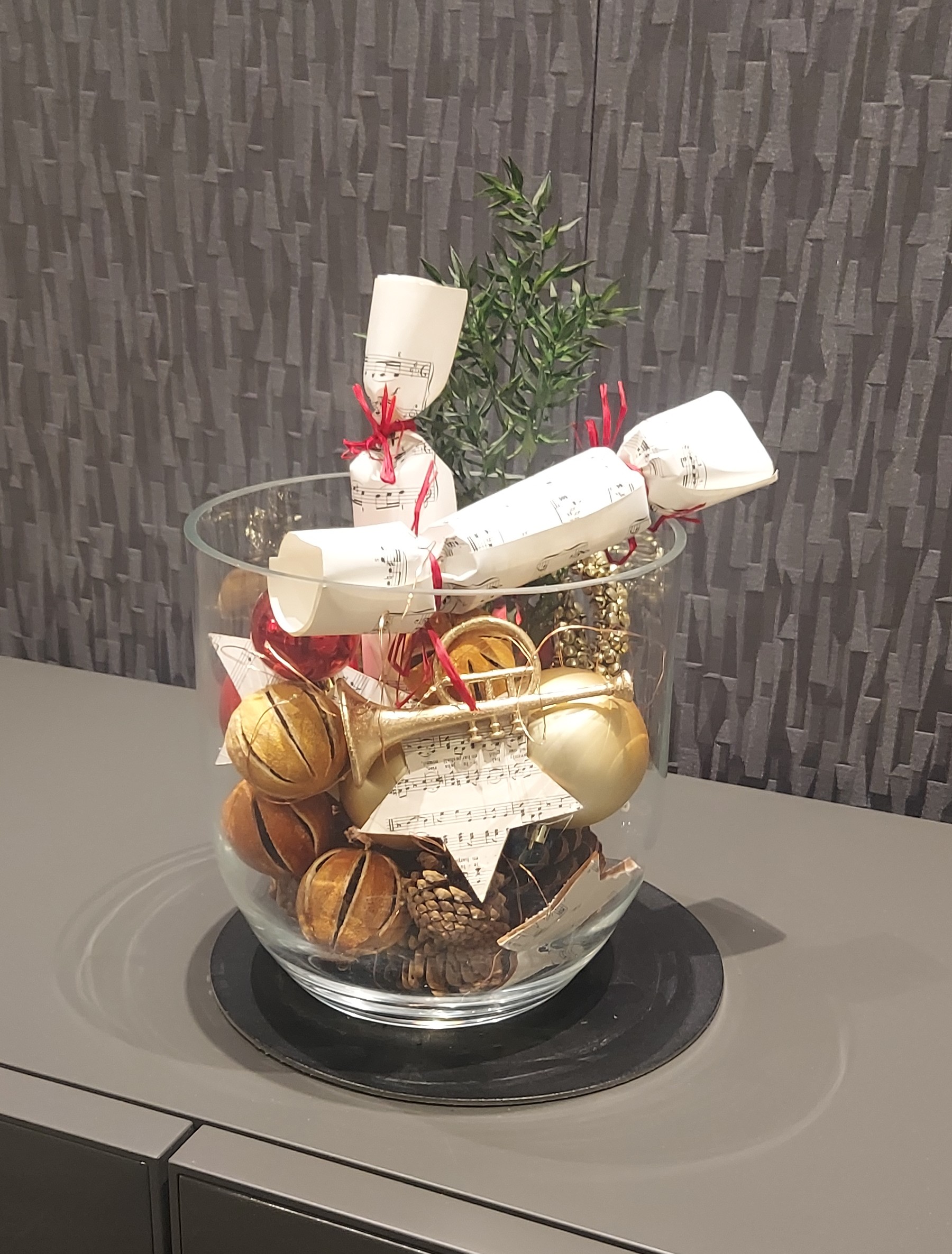 Picture 9 Desk Vase UBS Christmas